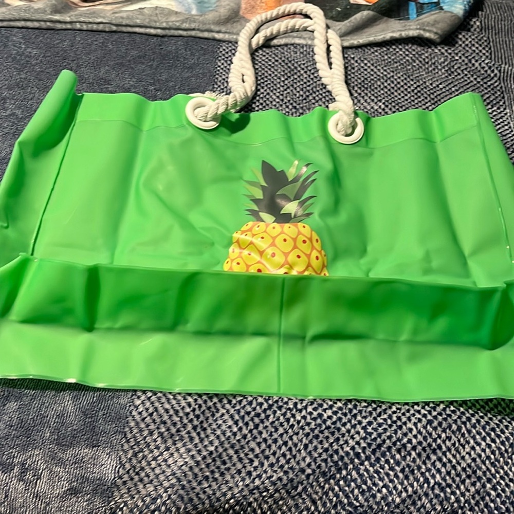 Beach Tote Bag Green with Pineapple ropes for handles.